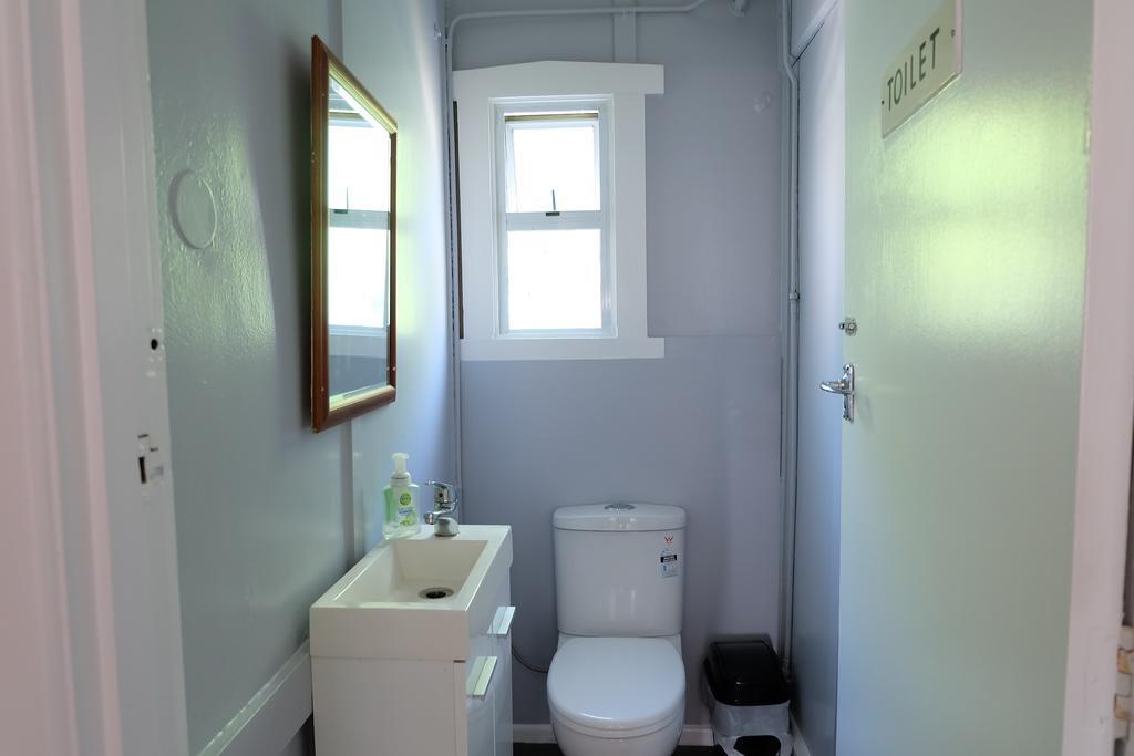 Chambre Simple avec Toilettes et Douche Communes